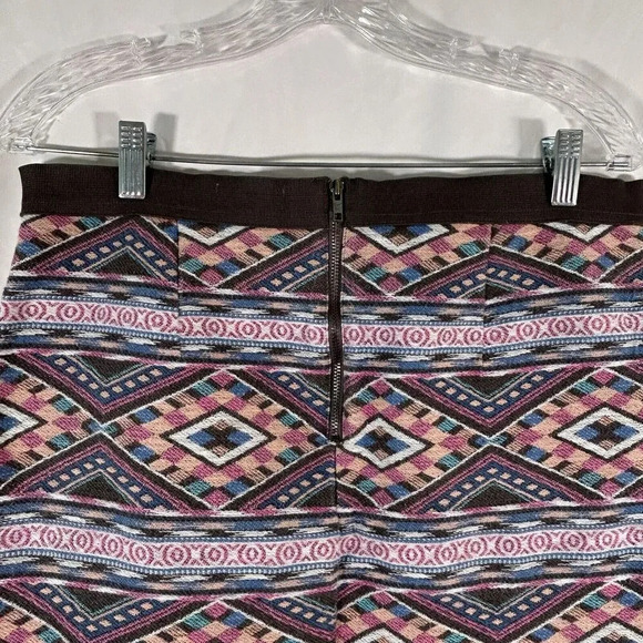 American Eagle Skirt Women's 8 Grey Pink Aztec Pattern Zip Elastic Waist - Picture 7 of 8
